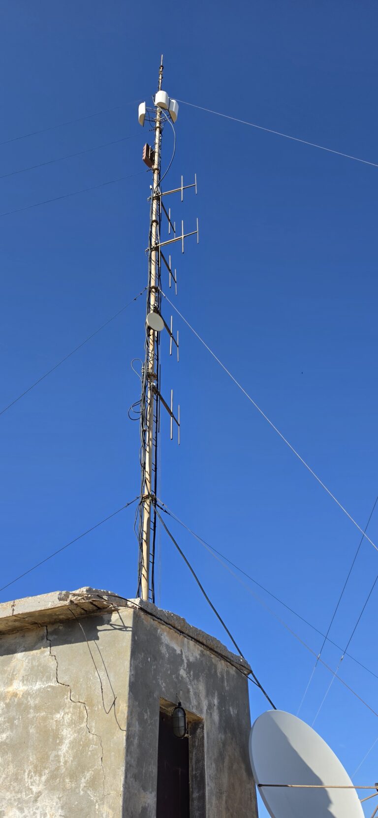The old dipole antennas on the tower at Agios Merkouris
