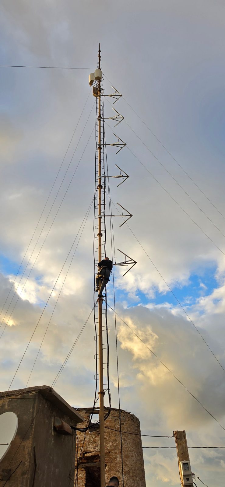 All six new FM antennas mounted on the RadioActive 91.3 FM mast at Agios Merkouris, Artemonas, Sifnos